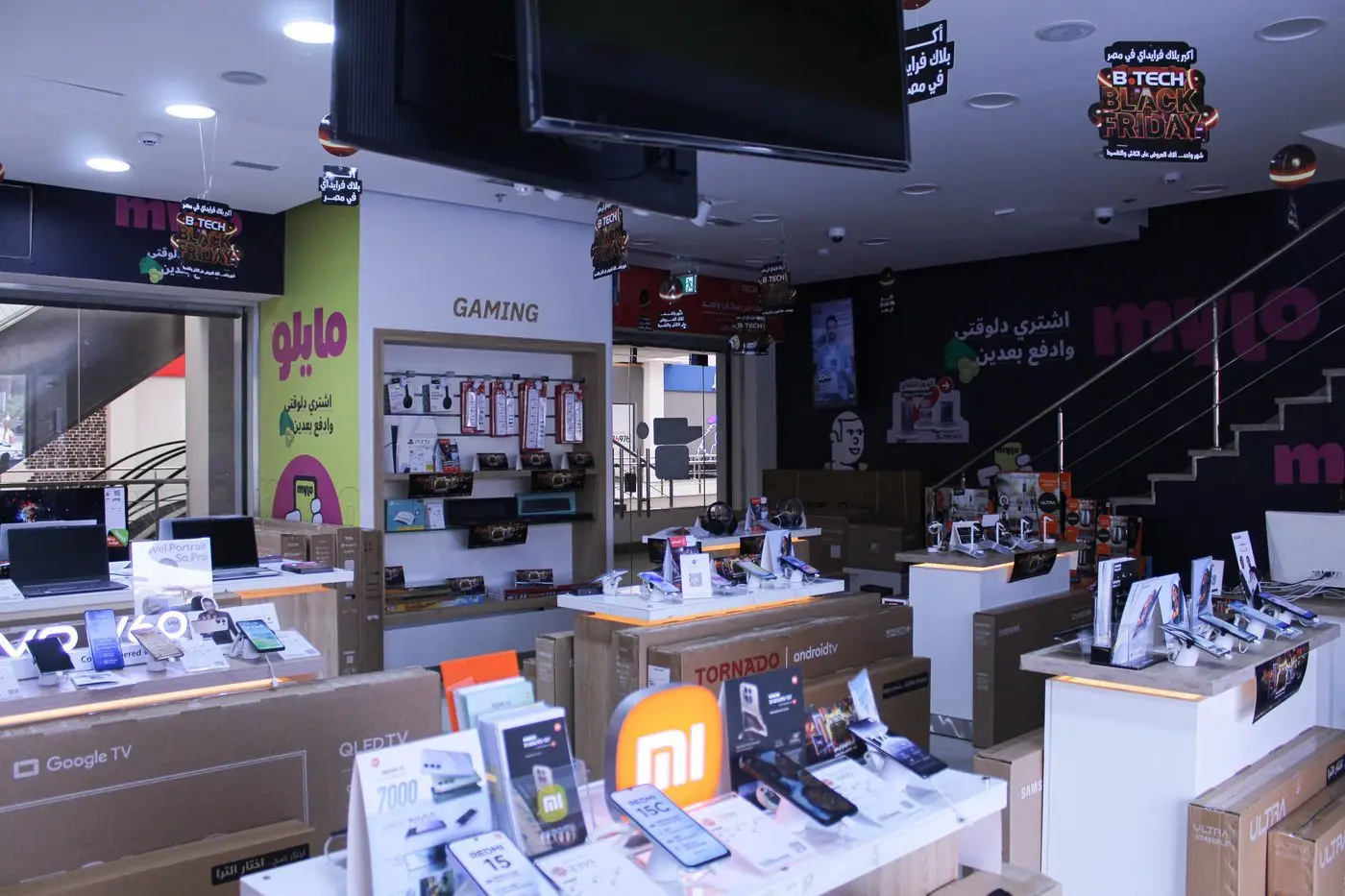 Custom display systems in a B.Tech X store
